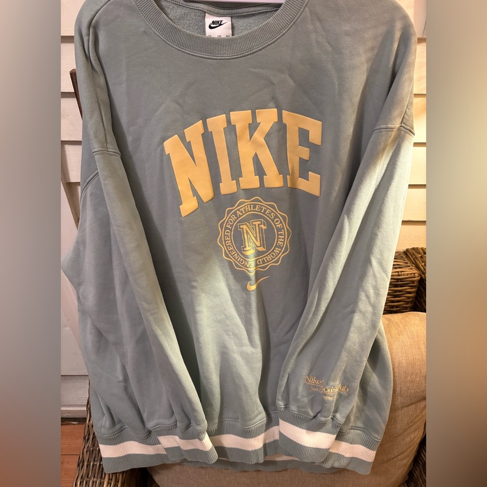 Nike women’s sweatshirt